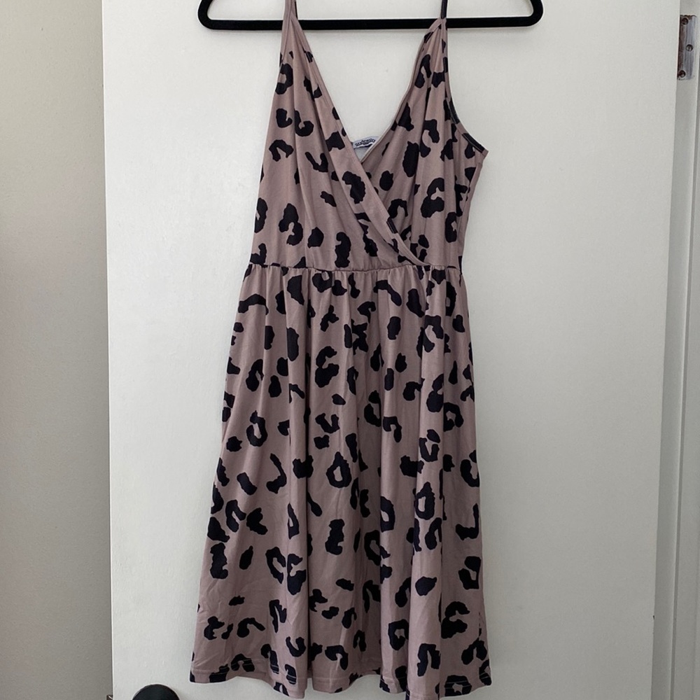 Leopard sleeveless dress with pockets.